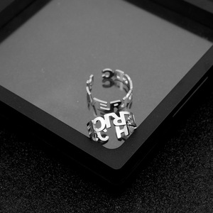 Bague en acier inoxydable à lettre, design simple et original, personnalisable, unisexe, bijoux de mode, vente en gros, collection 2026 à succès - Product Image 5