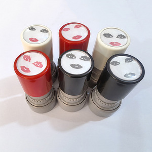 Lady <span class=keywords><strong>Gaga</strong></span> Tampon bicolore pour tampon amusant Lèvres rouges sexy et grands yeux Tampon rond pré-encreur - Product Image 2