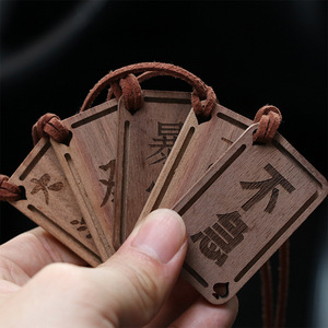 Diffuseur en bois de noyer noir gravé, porte-clés, ornement à suspendre pour voiture, pour cadeau et aromathérapie - Product Image 1