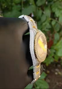 Reloj de Metal Pulido para Hombre con Detalle de Esfera Inspirado en Diamantes con Brillo Sutil de Moissanita, Ventana de Cristal Grande y Movimiento de Cuarzo - Product Image 3