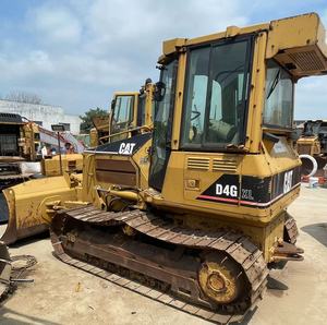 รถดันดินตีนตะขาบ Caterpillar D4G XL สีเหลือง อุปกรณ์ก่อสร้างพร้อมเครื่องยนต์และใบมีด สำหรับงานเคลียร์พื้นที่และงานขุดดิน - Product Image 3