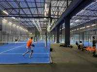 Système de terrain de padel intérieur modulaire avec clôture en verre, gazon bleu et structure métallique pour les centres d'entraînement
