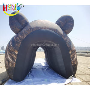 ทีมฟุตบอลโรงเรียนมัธยมหมีกริซลี่วิ่งผ่านอุโมงค์เป่าลมหมี - Product Image 6