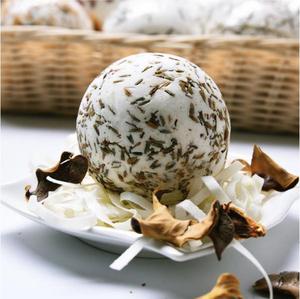 Boîte cadeau avec plante essentielle de bain, fleur et herbe, boule de sel de bain organique, bombe de bain, produits de baignoire et de bain - Product Image 3