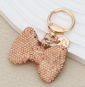 Porte-clés <span class=keywords><strong>de</strong></span> sac à nœud en métal et diamant Pendentif <span class=keywords><strong>de</strong></span> <span class=keywords><strong>clé</strong></span> <span class=keywords><strong>de</strong></span> <span class=keywords><strong>voiture</strong></span> en alliage <span class=keywords><strong>de</strong></span> mode en forme d'arc Porte-clés légers Charme <span class=keywords><strong>de</strong></span> sac en diamant en gros - Product Image 3