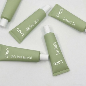 Tubos de bálsamo labial de plástico más vendidos con aplicador de silicona suave, envases cosméticos para aceite labial con superficie estampada en caliente. - Product Image 3