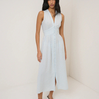 Robe midi d'été sans manches en denim LYOCELL éco-responsable respirant, bleu clair, à col en V, coupe trapèze, avec taille à panneaux et motif étoilé