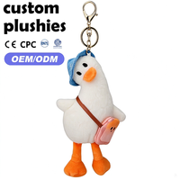 Porte-clés en peluche canard en gros d'usine, adorable breloque de sac en forme d'animal en peluche avec chapeau bleu et mini sac bandoulière, cadeau pour amis