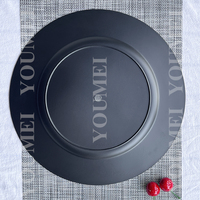 Assiettes personnalisées de 13 pouces élégantes pour banquet de fête en plastique rouge géométrique en triangle rouge pour table de mariage pour le dîner