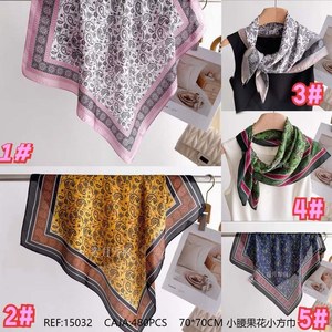 Foulard Quadrato 70x70Cm con Motivo Paisley, Accessorio di Moda per Donne - Product Image 1