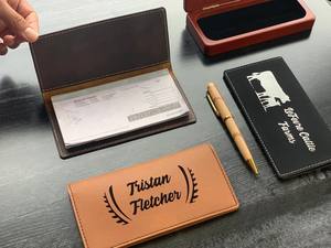 Funda para Chequera Personalizada de Cuero Sintético Grabable con Láser Mineti MLCB, Regalo para Él, Regalo para Ella, Regalo para el Día de la Madre - Product Image 3