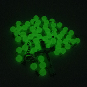 Venta al por mayor Cruz religiosa Rosario collar Iglesia regalos baratos 8mm luminoso Nightlight Beads Cruz Jesús Collar para jesuitas - Product Image 3