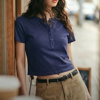 Kaos Wanita Maden Henley, Model Pendek, Bahu Terstruktur, Slim Fit, Lengan Pendek, Kancing, Atasan Tee, Tren Musim Panas 2026