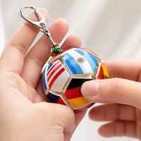 Fußball-Fidget-Schlüsselanhänger mit LED, Weltländerflaggen, Druckknopf-Stressabbau-Spielzeug, Mini-Fußball-Schlüsselanhänger im Großhandel