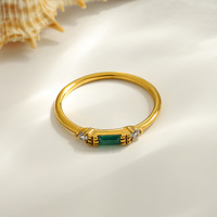 Accessoires de bijoux pour femmes en acier inoxydable tendance COOL vente en gros de bague plaquée or 18 carats avec pierre naturelle verte