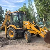 Chargeuse-pelleteuse JCB 3CX à direction intégrale, bras télescopique et attache rapide pour travaux de construction, agriculture et municipalité