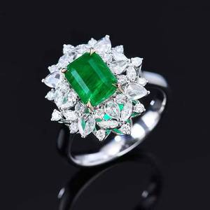 Anillo de Esmeralda Verde Natural de 1.99 Quilates en Oro de 18K con 48 Diamantes de Corte Brillante, Joyería Fina con Halo Floral de Lujo - Product Image 2