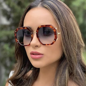 <span class=keywords><strong>Lunettes</strong></span> de soleil carrées pour femmes, <span class=keywords><strong>monture</strong></span> large, <span class=keywords><strong>monture</strong></span> intégrale, nouvelle collection <span class=keywords><strong>2022</strong></span>, protection UV400, style classique <span class=keywords><strong>tendance</strong></span> européen et américain - Product Image 3