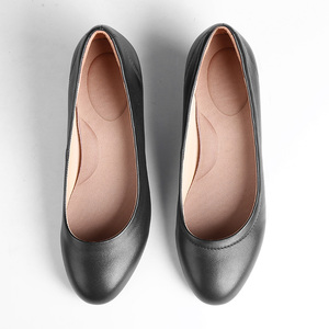 Chaussures de travail en cuir de mouton véritable avec mousse à mémoire de forme de 5 mm, talon compensé et semelle souple en caoutchouc, à enfiler, pour l'hôtellerie - Product Image 2