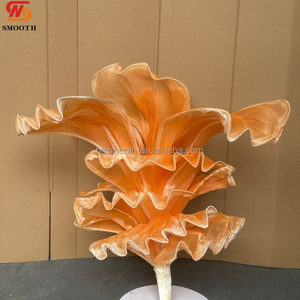Centro de Mesa para Boda con Flores Gigantes de Organza Transparente y Volantes, Color Morado Soñador, 3 pies de Largo - Product Image 3
