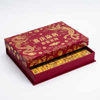 Boîte cadeau Mahjong en papier rouge et or avec laminage mat, gaufrage et doublure en éponge - Emballage rectangulaire pour célébrations culturelles