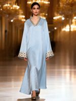Robe longue ample en satin jacquard à col en V avec broderie dorée et manches évasées pour les occasions de mariage et de banquet