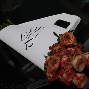 Cono de Papel para Envolver Ramos de Flores con Tipografía Personalizada y Asa Recortada para Floristería, Arreglos Florales y Regalos - Product Image 2