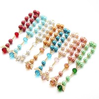 Bracelet extensible tendance avec perles de chapelet colorées et pendentif croix aile d'ange, cadeau idéal pour les fêtes et souvenir de baby shower pour filles