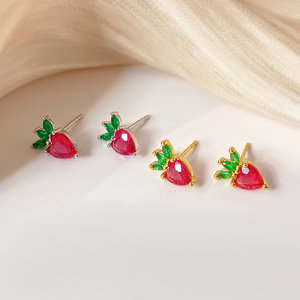 ต่างหูสตรอว์เบอร์รี่สีสันสดใส ชุบทองเรียบง่าย รูปผลไม้น่ารัก ราคาโรงงานขายส่งจำนวนมาก สำหรับสาวๆ - Product Image 4