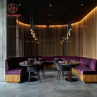 Ensemble de table de restaurant commercial, banquette en velours violet en forme de U, tables en bois foncé, chaises de salle à manger noires pour café, hôtel