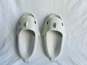 H008 Pantofole a Forma di Squalo Grigio Chiaro con Suola in EVA Spessore 35MM per Tutte le Stagioni, da Casa, Taglie Donna 36 37 38 39 - Product Image 1