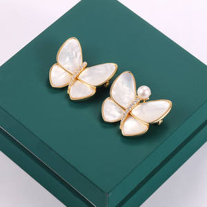 Broches de mode en gros, coquille de nacre blanche avec papillon en zircon incrusté de cuivre, design qui brise le cocon - Product Image 3