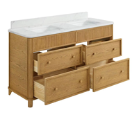 Meuble-lavabo de salle de bain en bois massif sur mesure avec placage en bois clair, design strié cannelé, avec plan de travail en quartz et double vasques