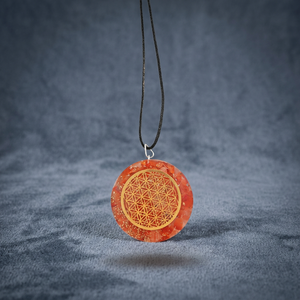 Pendentif circulaire en cornaline Rozrin Crystals avec incrustation de motifs Feng Shui - Product Image 2