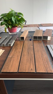 Panel <span class=keywords><strong>de</strong></span> Pared <span class=keywords><strong>de</strong></span> PVC con Aspecto <span class=keywords><strong>de</strong></span> Madera, Insonorizado, Impermeable, Ignífugo, Revestimiento <span class=keywords><strong>de</strong></span> Techo <span class=keywords><strong>de</strong></span> PVC - Product Image 2