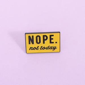 Individuelle Zinklegierung-Gussanstecknadel – 'Nope Not Today' Arbeitsplatz-Zitat, gelbes Schild, Brosche, Anstecknadel, schwarz vernickelt, Humor-Geschenk für - Product Image 1