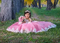 Robe de bal élégante blanche en dentelle avec appliques pour fille, idéale pour mariage ou événements officiels, collection 2026