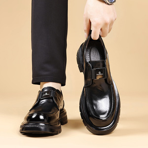 รองเท้าหนังผู้ชายแบบสวม พื้นหนา สไตล์อังกฤษ ลำลอง ใส่ทำงาน ใส่ได้ทุกโอกาส สีน้ำตาล สีดำ สำหรับผู้ใหญ่ ใส่ได้ทุกฤดู - Product Image 2