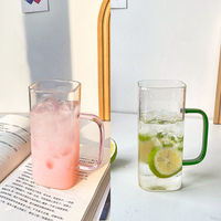 Vente en gros Tasse en verre carrée transparente pour boissons glacées Bière Cola Soda avec poignées colorées Couvercle en bambou Paille colorée