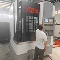 Le tour vertical CNC VTC900, best-seller, est équipé d'un mandrin hydraulique, permettant une usinage de haute précision.