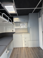Remorque pour chevaux personnalisée de luxe 2HAL Overnighter avec lit, table à manger, salle de bain et espace de vie ADRs
