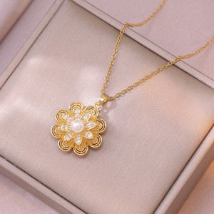 Colar Rotativo de Flor Dourada Personalizado, Joias de Diamante Colorido de Moda, Atacado de Luxo em Aço Inoxidável com Charms de Strass - Product Image 6