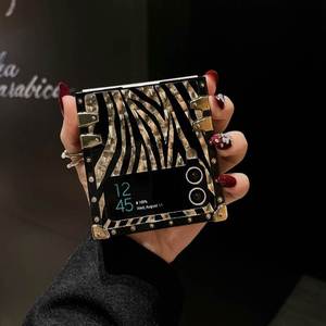 Couverture dorée en plumes de léopard de luxe pour Samsung <span class=keywords><strong>Z</strong></span> <span class=keywords><strong>Flip</strong></span> 5/6/4 étui de téléphone en galvanoplastie avec couverture arrière en anneau de doigt - Product Image 4