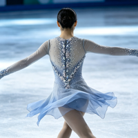 Robe de patinage artistique bleu dégradé à manches longues, dos en maille transparente, jupe en mousseline ornée de strass, costume de performance de compétition personnalisé