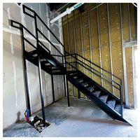 Escalier droit Prima Custom Square Beam avec marches en bois massif et balustrade en acier inoxydable à poteaux carrés