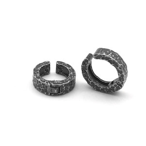 Pendientes de aro yunnique de acero de titanio, clip para media oreja, diseño geométrico texturizado retro punk para orejas sin perforar - Product Image 3