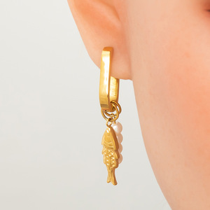 Pendientes Huggie con Diseño de Concha de Perla y Sol, Chapados en Oro de 18K, de Acero de Titanio, para Uso Diario de Mujer - Product Image 2