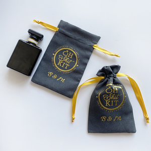 Sac de bonbons de mariage gris avec cordon de serrage en microfibre avec pochette de boîtes en daim avec logo personnalisé - Product Image 1