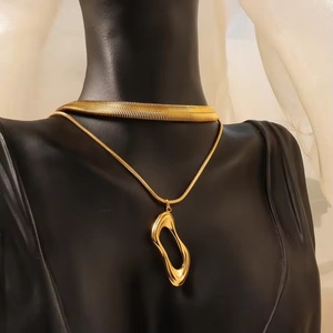 Collar con Colgante de Acero Inoxidable Chapado en Oro de 18K, Antialérgico, Personalizado al por Mayor, Estilo Moderno e Hipoalergénico - Product Image 3