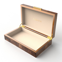 Boîte cadeau en bois à grain de bois écossais laqué brillant avec quincaillerie dorée, boîte de rangement pour bijoux ou thé avec logo personnalisé et certificat SABER